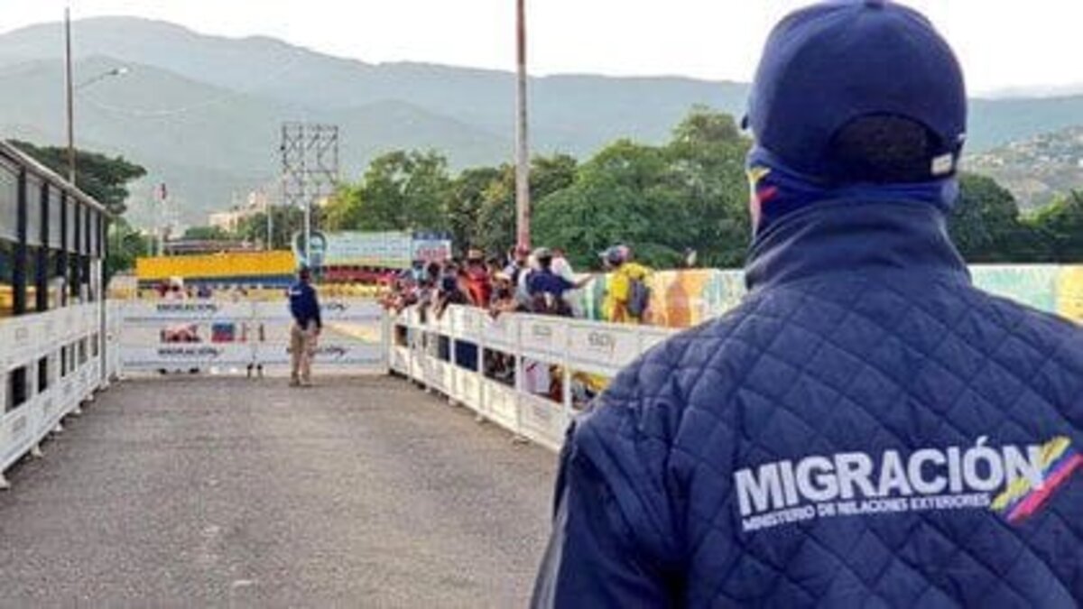 Fotografía de oficial de Migración Colombia de espalda