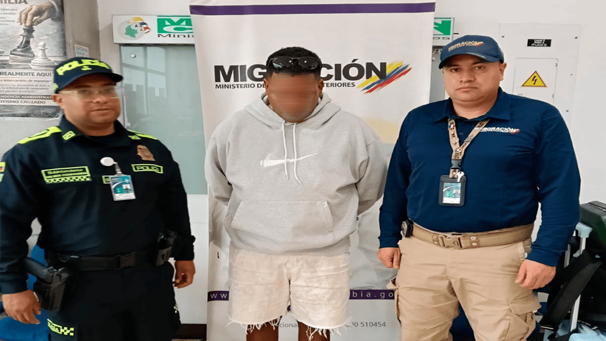Oficiales de Migración Colombia y agente de policía junto a ciudadano estadounidense inadmitido por turismo con fines de explotación sexual