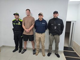 Migración Colombia expulsa a ciudadano extranjero requerido por la justicia de EE. UU.