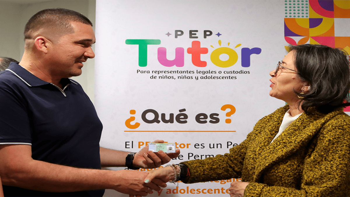 Directora de Migración Colombia junto a Población migrante venezolana recibe nuevo documento que regulariza su permanencia en el país