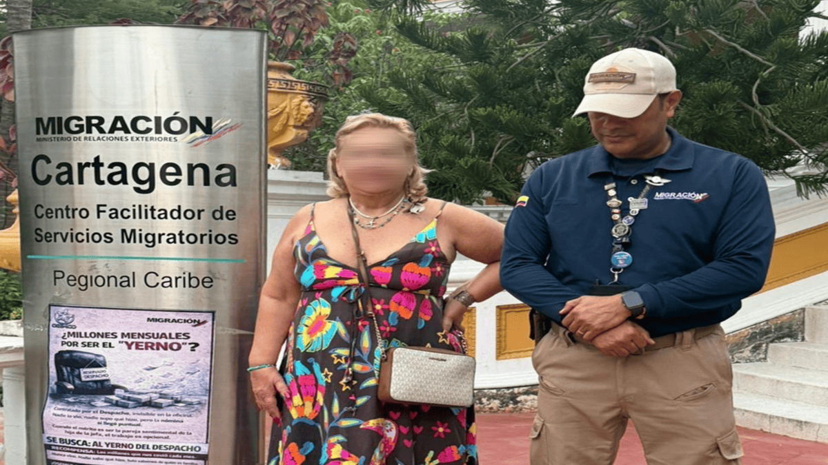 Extranjera expulsada acompañada de un Oficial de Migración Colombia