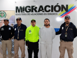 Migración Colombia recibe y deja en manos de las autoridades a alias “Mono Candelo”, integrante del Clan del Golfo con circular azul de Interpol