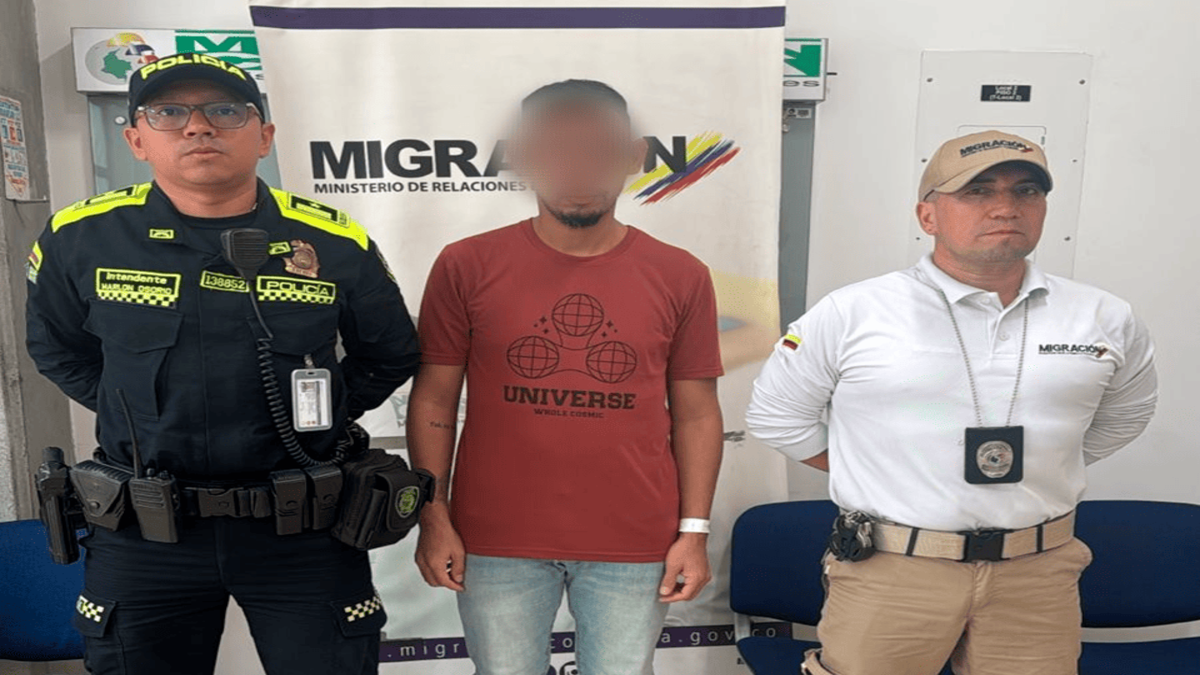 Oficiales de Migración Colombia y agente de policía junto a ciudadano estadounidense inadmitido por turismo con fines de explotación sexual
