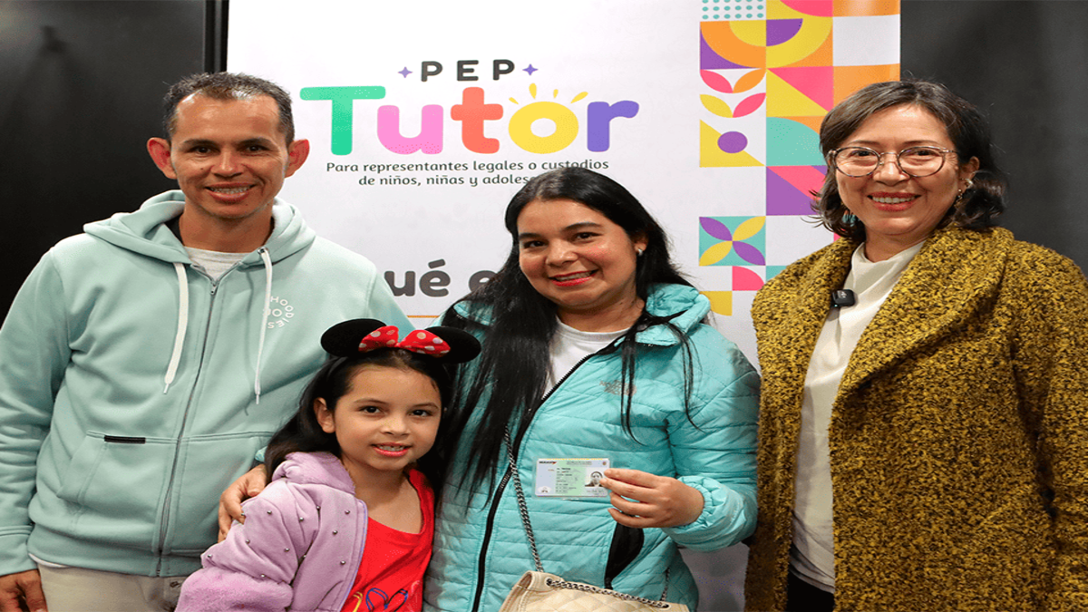 Directora de Migración Colombia junto a Población migrante venezolana recibe nuevo documento que regulariza su permanencia en el país 