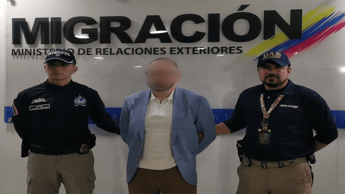 Oficiales de migración con un detenido de nacionalidad rusa