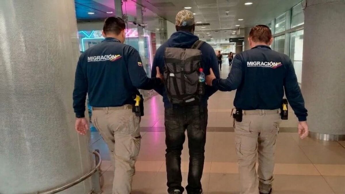 Extranjero estadounidense  inadmitido en El Dorado por turismo con fines de explotación sexual llevado por oficiales de Migración