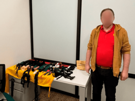 Ciudadano lituano, con juguetes en su equipaje, fue inadmitido en Antioquia por turismo con fines de explotación sexual. Ya son siete casos