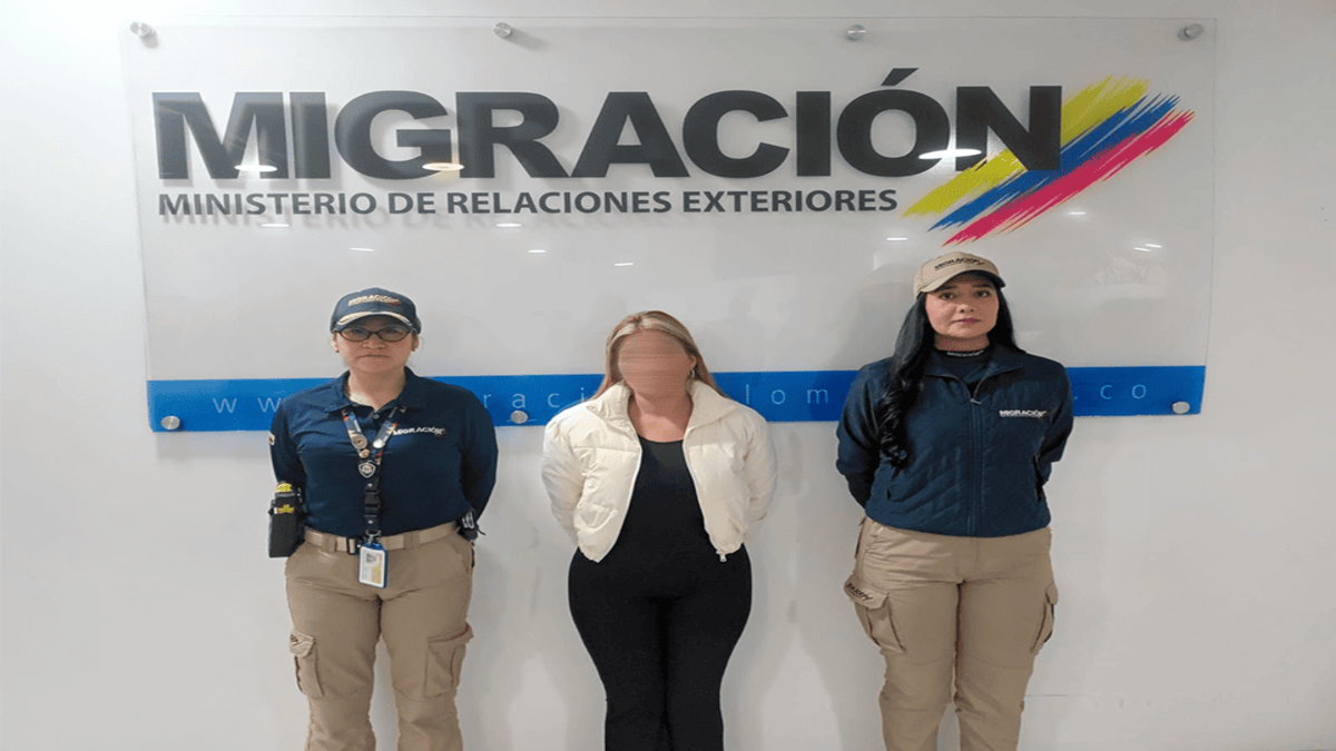 Mujer detenida por Migración Colombia en El aeropuerto El Dorado