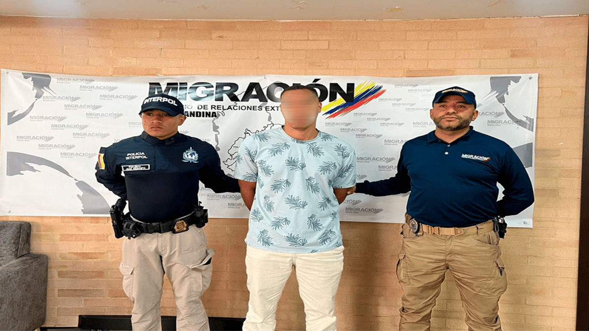 ciudadano francés con circular roja de Interpol junto a oficiales de Migración