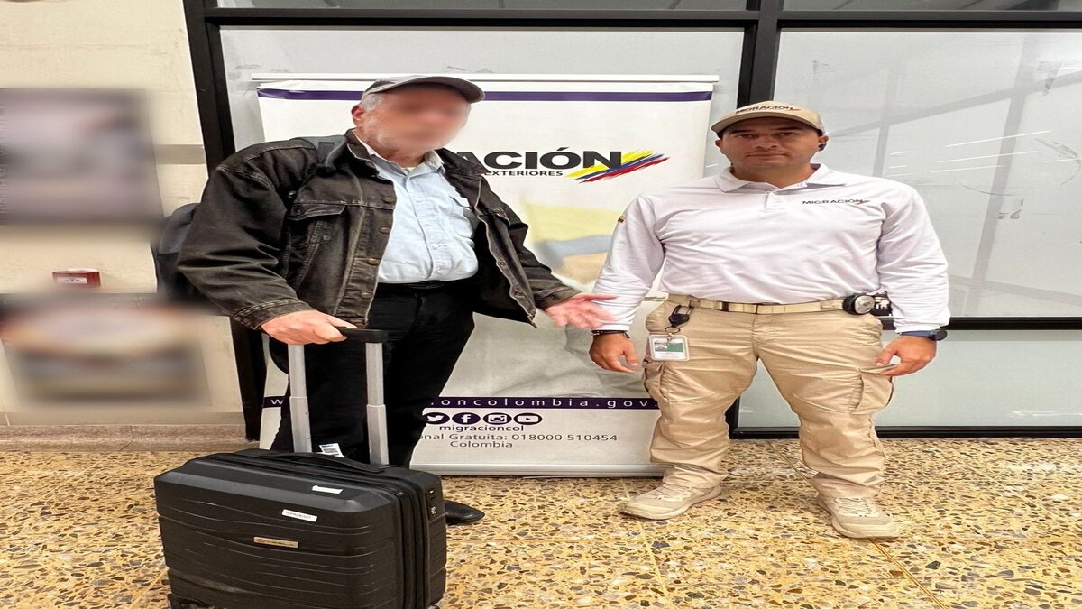 Oficial de Migración de Colombia con un extranjero inadmitido