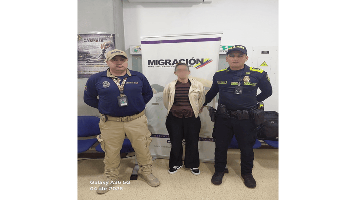Extranjero capturado junto a oficial de Migración Colombia y oficial de policía 