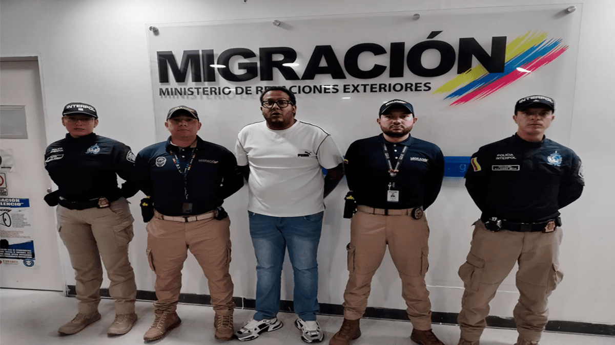 Oficiales de Migración Colombia en el Aeropuerto Internacional El Dorado recibieron a Jhon Camilo Flórez Moreno, conocido con el alias de ‘Ñoño’, y lo entregaron a las autoridades competentes para que responda ante la justicia colombiana.