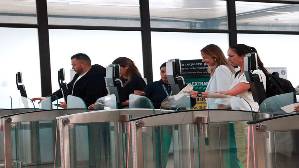 Fotografía de personas utilizando el El sistema automático de control migratorio Biomig