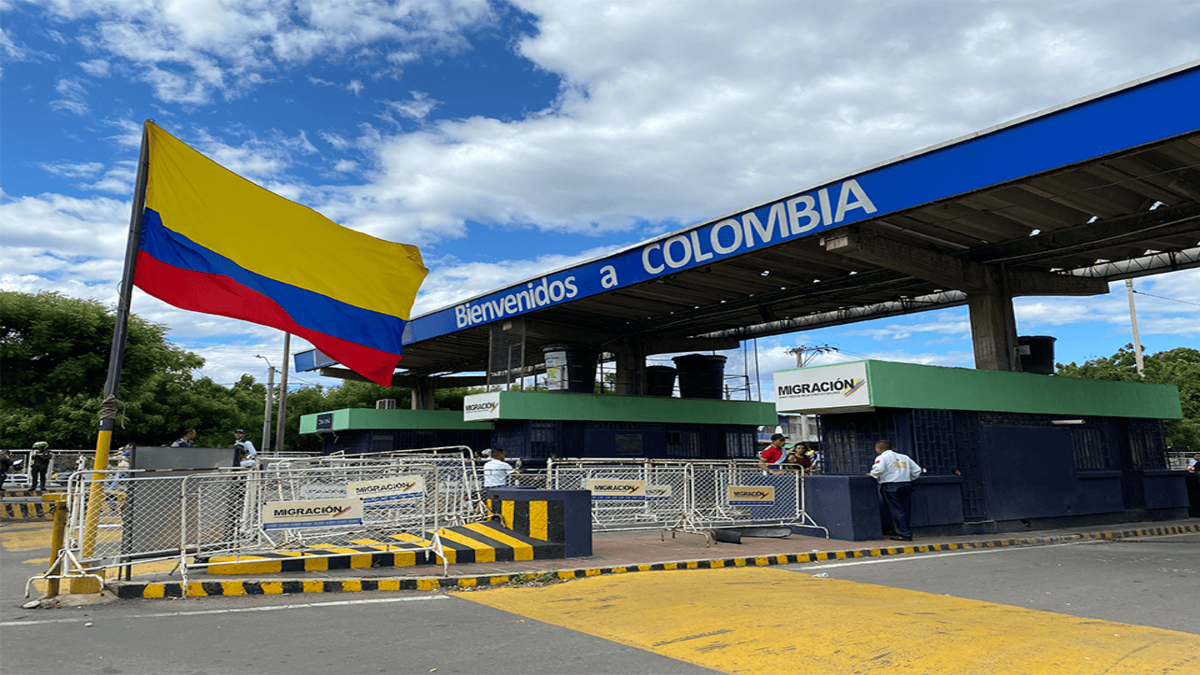 Letrero de Frontera que dice bienvenidos a Colombia.