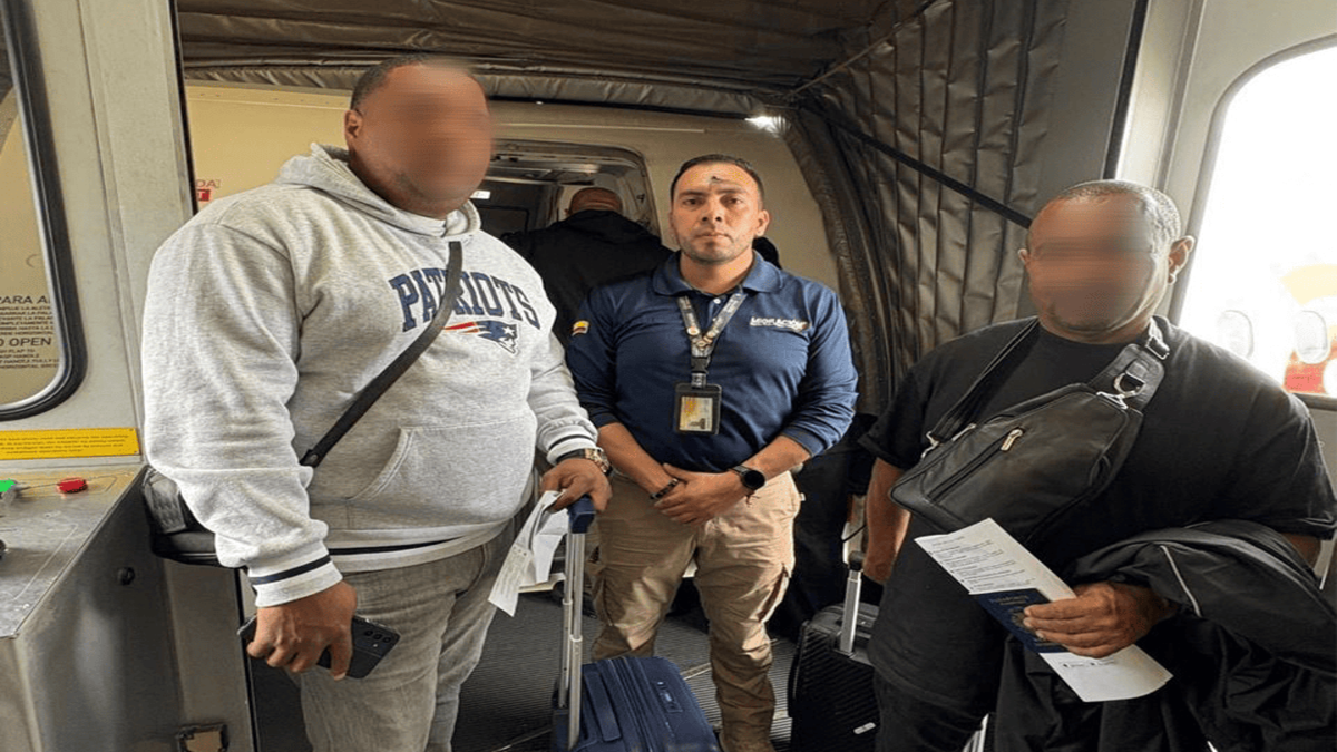 Oficial de Migración Colombia con dos ciudadanos dominicanos detectados con documentos falsos.