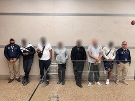 Seis ciudadanos extranjeros fueron inadmitidos en Antioquia por turismo con fines de explotación sexual; otro viajero fue detectado con circular roja de Interpol