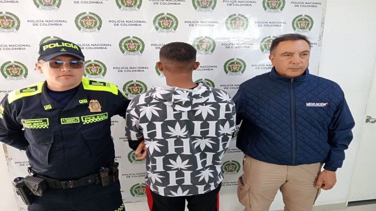 Hombre capturado junto a un policía y oficial de Migración Colombia