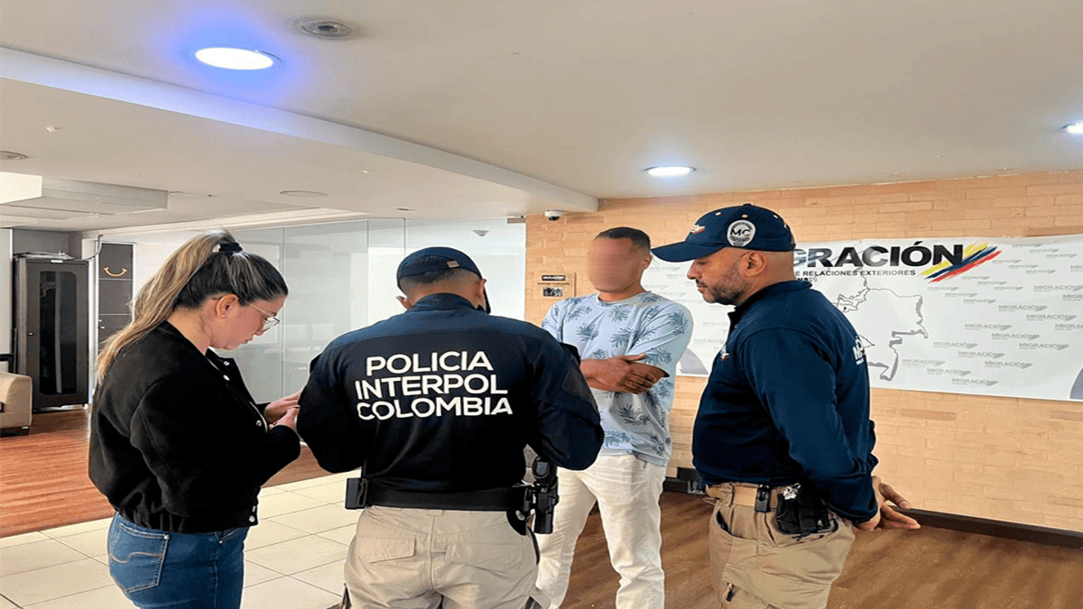 ciudadano francés con circular roja de Interpol junto a oficiales de Migración