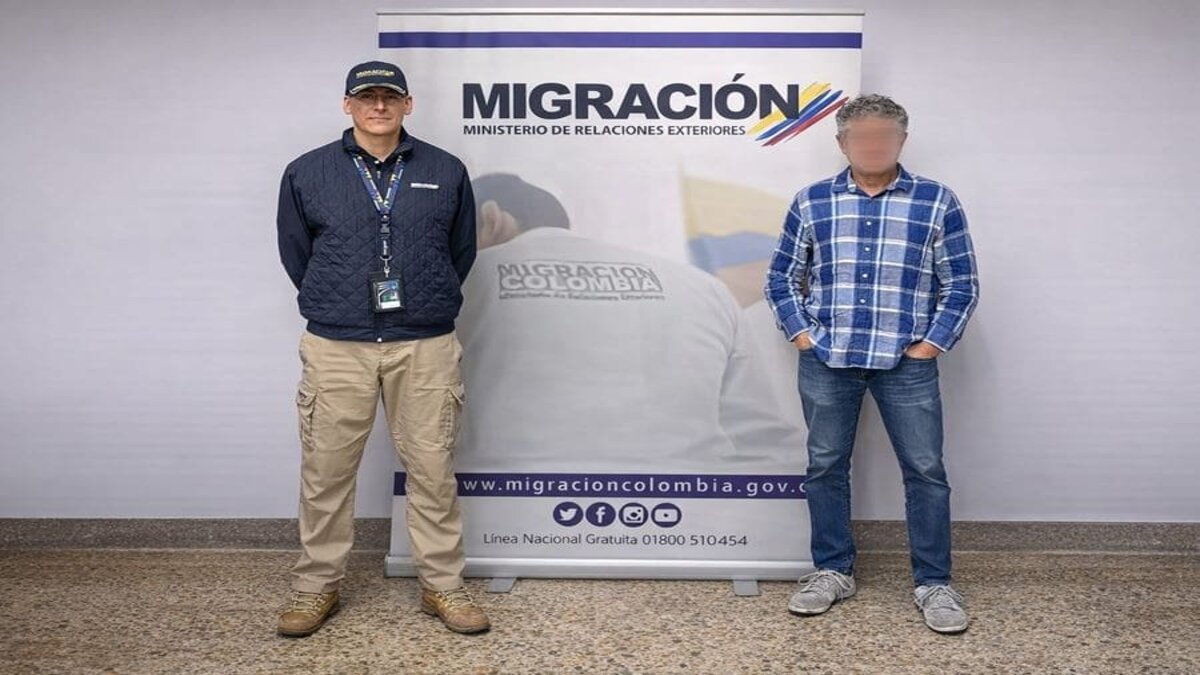 Oficial de Migración Colombia con un extranjero inadmitido